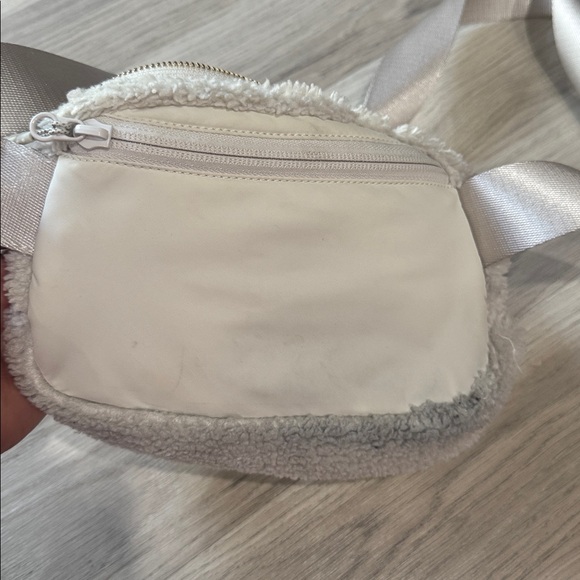 lululemon belt bag fleece version with gold hardware - Picture 5 of 7